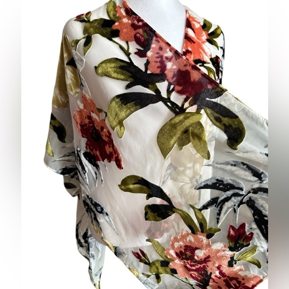 Woven Heart Floral Kimono Cardigan Swim Cover Lounge Top
OS - Picture 7 of 17
